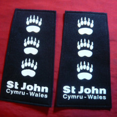 2 Embleme militare de umar -St.John Cymru Wales -Marea Britanie L= 11,5 cm