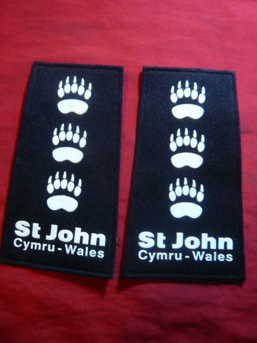 2 Embleme militare de umar -St.John Cymru Wales -Marea Britanie L= 11,5 cm