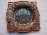 Frumoasa piesa din metal cuprat cu cladiri importante din Hamburg