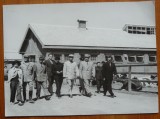 Dr. Petru Groza si Gheorghe Apostol in vizita in China, vizitand o ferma, 1954, cu banderola chineza de ziar