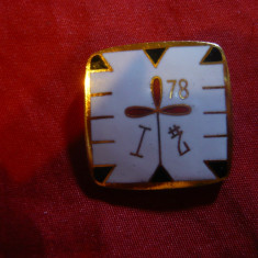 Insigna Asiatica I HZ 78 ,metal aurit si email , dim.= 2,4x2,4 cm