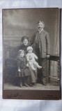 FOTOGRAFIE VECHE DE CABINET - TANARA FAMILIE CU COPILASI - SFARSIT DE 1800