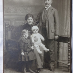 FOTOGRAFIE VECHE DE CABINET - TANARA FAMILIE CU COPILASI - SFARSIT DE 1800