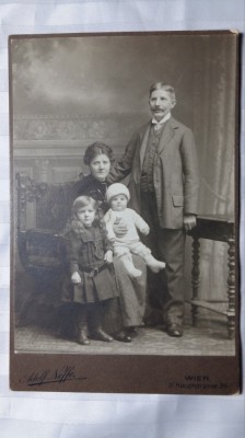 FOTOGRAFIE VECHE DE CABINET - TANARA FAMILIE CU COPILASI - SFARSIT DE 1800 foto