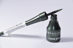 EYELINER TUS DE OCHI VERDE INCHIS METALIC PRESTIGE LIQUID EYELINER ENVY foto