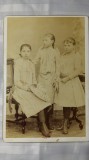 FOTOGRAFIE VECHE DE CABINET - 3 TINERE DOMNISOARE - MODA ANILOR SFARSIT DE 1800