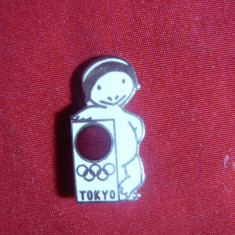 Insigna Olimpiada de la Tokio 1964 ,argint ( sau argintat) si email ,h=2,5 cm