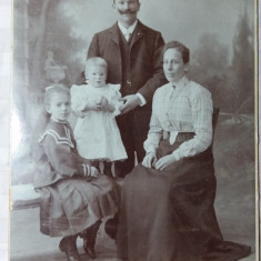 FOTOGRAFIE VECHE DE CABINET - TANARA FAMILIE CU COPILASI - DATATA 1906