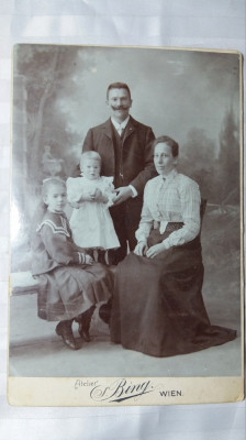 FOTOGRAFIE VECHE DE CABINET - TANARA FAMILIE CU COPILASI - DATATA 1906 foto