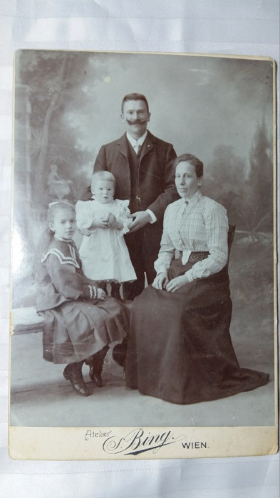 FOTOGRAFIE VECHE DE CABINET - TANARA FAMILIE CU COPILASI - DATATA 1906