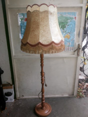 Lampadar vechi ,francez,din lemn,masiv ,cu abajur foto