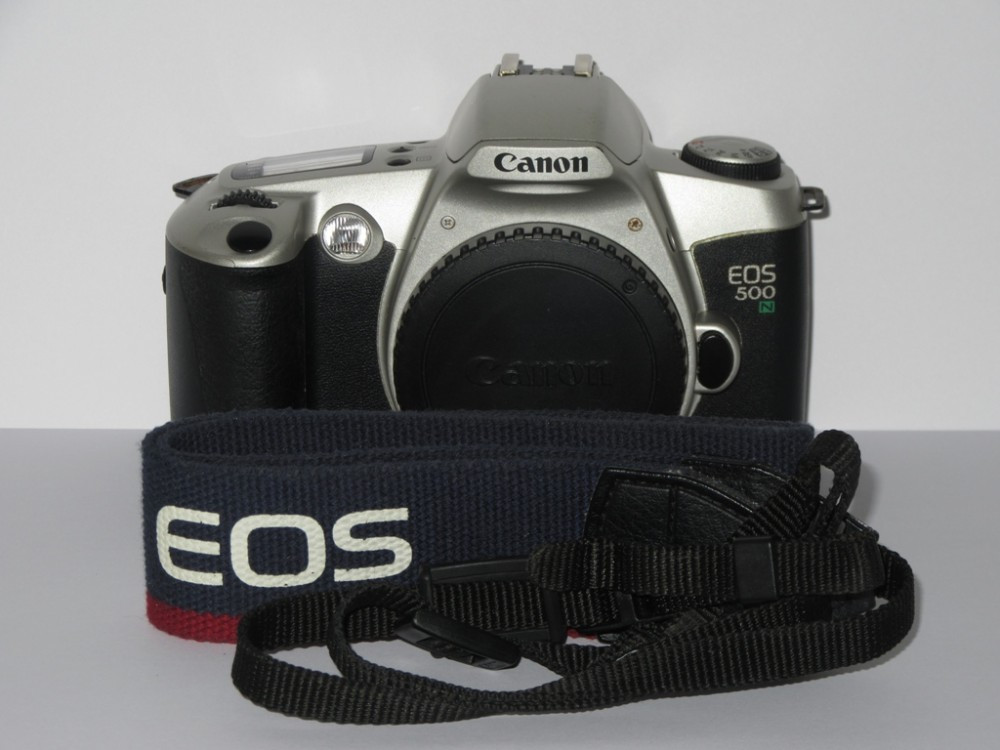Aparat foto SLR Canon Eos 500 N - Body + Curea Canon Eos originala | Okazii .ro