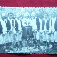 Fotografie veche 6 barbati si femeie in costume populare maghiare ,12,4x8,4 cm