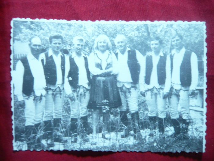Fotografie veche 6 barbati si femeie in costume populare maghiare ,12,4x8,4 cm