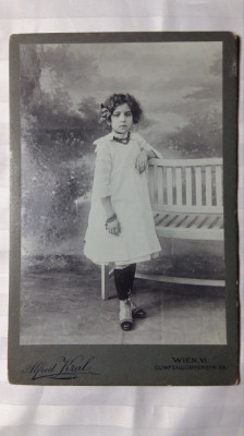 FOTOGRAFIE VECHE DE CABINET - TANARA DOMNISOARA - DATATA 1912 foto
