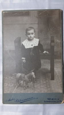 FOTOGRAFIE VECHE DE CABINET -COPILAS CU JUCARIE -SFARSIT DE 1800,INCEPUT DE 1900 foto