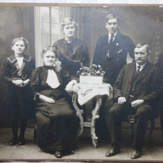 FOTOGRAFIE VECHE DE CABINET - DISTINSA FAMILIE - MODA EPOCA - DATATA 1914