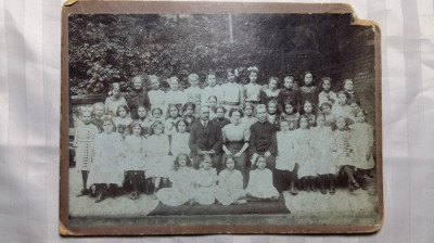 FOTOGRAFIE VECHE - SCOALA DE FETE - GRUP MARE - LOCATIE NEIDENTICATA- INCEP 1900 foto