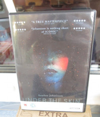 UNDER THE SKIN (1 DVD ORIGINAL FILM - cu SCARLET JOHANSSON - CA NOU!!!) foto