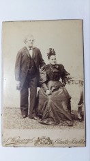 FOTOGRAFIE VECHE DE CABINET - MODA ANILOR 1800 - FORMAT 16 X 11 CM