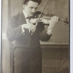 FOTOGRAFIE VECHE DE CABINET - VIOLONIST - PROBABIL O PERSONALITATE - 16 X 11 CM