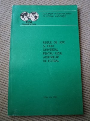 Reguli de joc si GHID UNIVERSAL PENTRU UZUL ARBITRILOR DE FOTBAL FIFA Sport 1986 foto