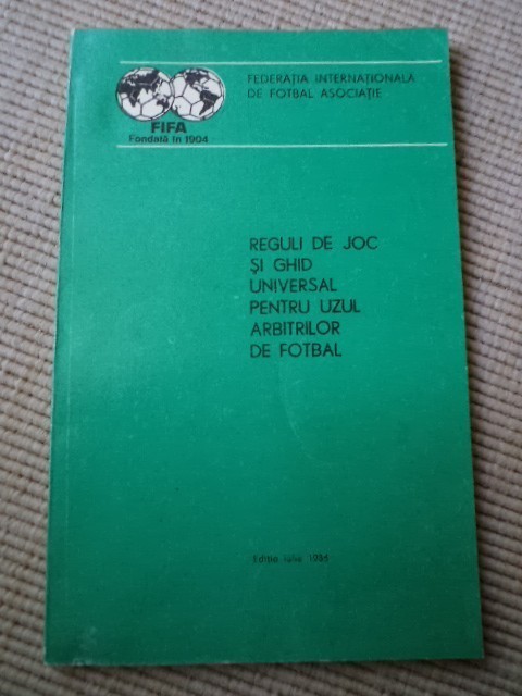 Reguli de joc si GHID UNIVERSAL PENTRU UZUL ARBITRILOR DE FOTBAL FIFA Sport 1986