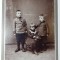 FOTOGRAFIE VECHE DE CABINET - 3 COPII - MODA ANILOR 1800 - FORMAT 16 X 11 CM