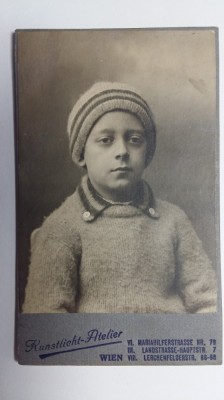 FOTOGAFIE VECHE - FORMAT CDV - BAIETAS IMBRACAT DE IARNA - SFARSIT DE SEC XIX foto