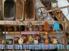Obiecte traditionale vechi autentice (care, carute, scule, unelte) foto