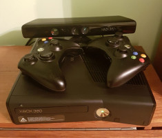 Xbox 360 Slim 250GB HDD Modat + Kinect + 2 Controllere foto