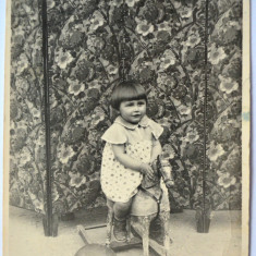 Fotografie veche, fetita si jucarie veche - circa 1934
