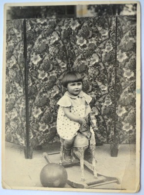 Fotografie veche, fetita si jucarie veche - circa 1934 foto