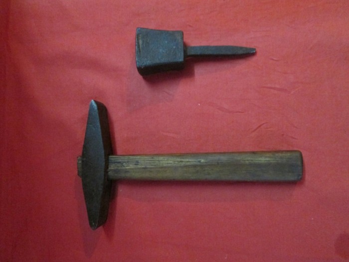 nicovala-si-ciocan-pentru-batut-coasa-sau-secera-scule-unelte-vechi