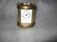 ceas vechi de birou sau voiaj din bronz si sticla fatetata foto