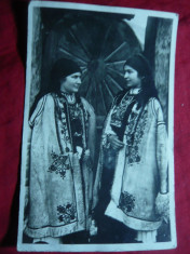 Ilustrata 2 Femei in costume Populare Transilvania , interbelica foto