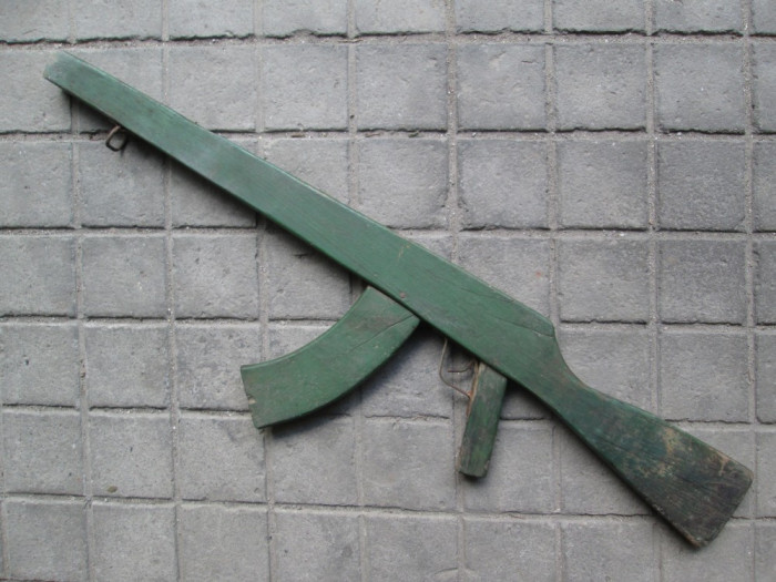 Mitraliera veche de lemn , pusca de jucarie sau de antrenament