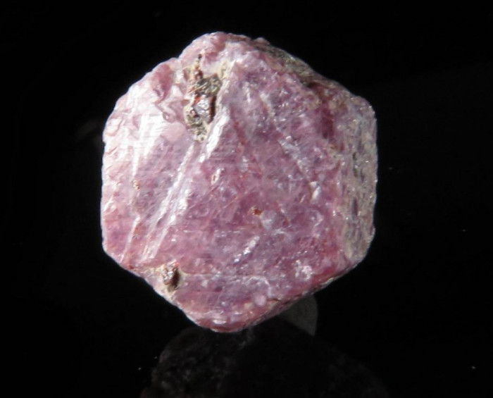 Rubin NATURAL rosu inchis cristal BRUT 21,85 ct. - extras din mina - netratat