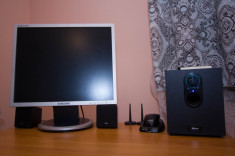 Sistem desktop, display Samsung 19&amp;quot;, boxe 2.1 + birou PC foto