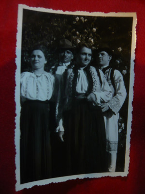 Fotografie mica -4 persoane in costume populare la Solca -foto Bilinsky ,6,3x9 foto