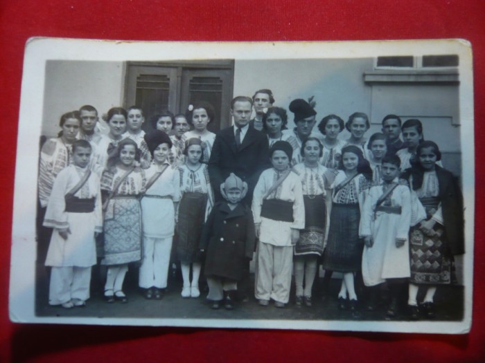 Fotografie - Sarbatoare Scolara in costume populare