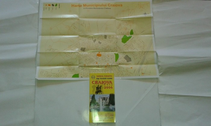 GHIDUL TURISTIC \ THE TOURIST GUIDE CRAIOVA, DOLJ, 2006 contine harta Craiovei