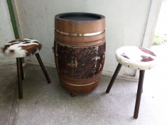 Butoi-bar ,vechi,belgian,din lemn,masiv,cu doua scaune,tapitate cu blana,natural foto