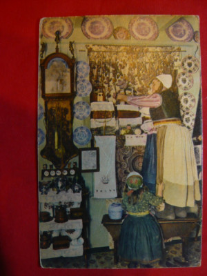 Ilustrata - Mama si fiica -olandeze in costume populare, in interior specific foto