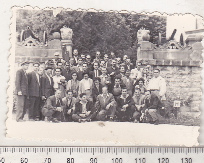 bnk foto - Sinaia - Castelul Peles - grup la tunuri - 1960