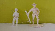 Lot 2 figurine plastic alb - un cowboy LINDE si un soldat, pozitie sezut foto