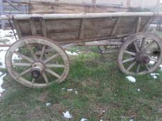 caruta cu roti de lemn in stare buna foto