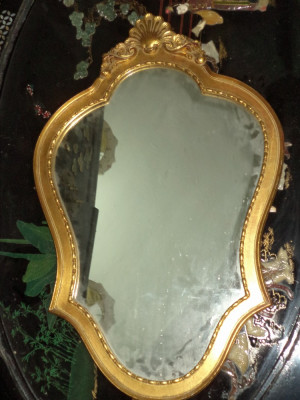 Eleganta oglinda franceza cu o sculptura deosebita foto