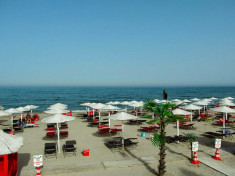 Umbrela de plaja, terasa, gradina stil mediteranean vs. umbrele stuf foto