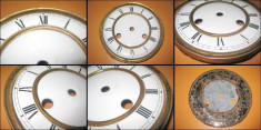 Cadran ceas pendul vechi anii 1900 cu 2 chei. foto
